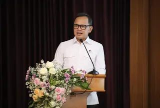 Wakil Menteri Dalam Negeri (Wamendagri) Bima Arya Sugiarto meminta pemerintah daerah (pemda) memastikan pembangunan ekonomi berjalan seiring dengan upaya menjaga kelestarian lingkungan.