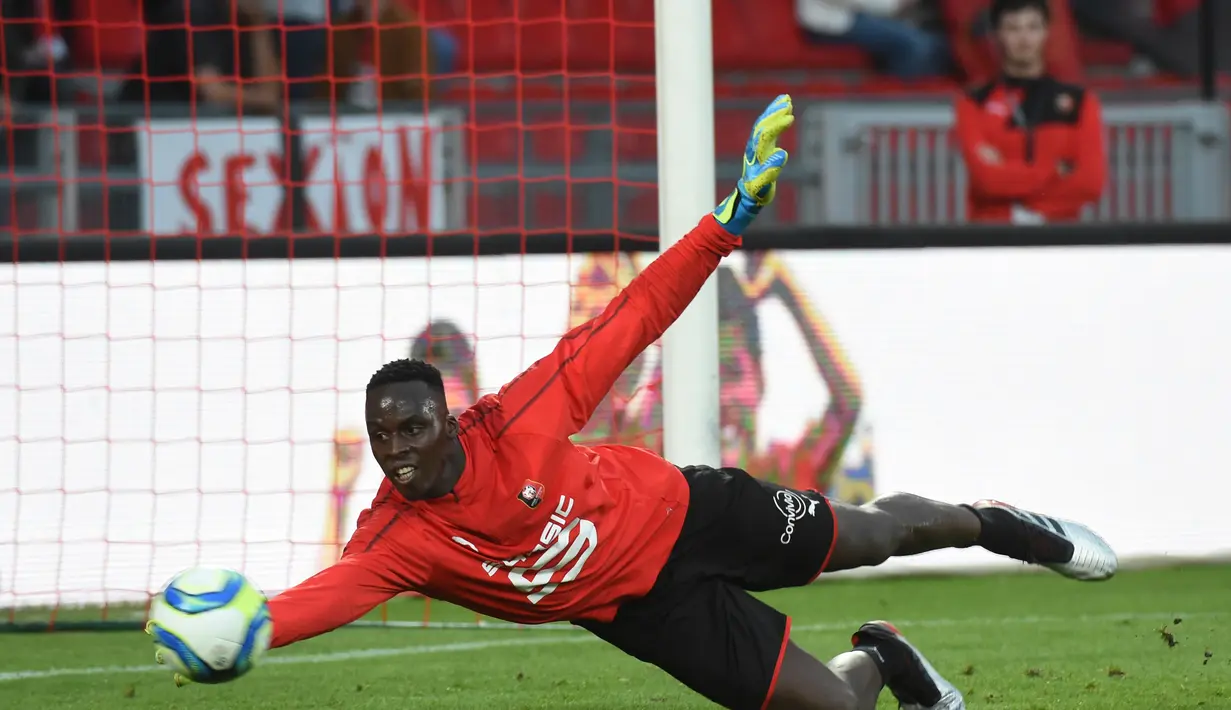 Kiper Rennes, Edouard Mendy melakukan pemanasan sebelum bertanding melawan PSG pada pertandigan L1 Prancis di stadion Roazhon Park di Rennes, Prancis pada 18 Agustus 2019. (AFP/Jean-Francois Monier)