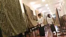 Sejumlah pengunjung melihat kain batik di Musium Bank Mandiri, Jakarta, Rabu (25/10). Pameran batik 100 kain negeri tersebut merupakan karya desainer Oscar Lawalata. (Liputan6.com/Angga Yuniar)