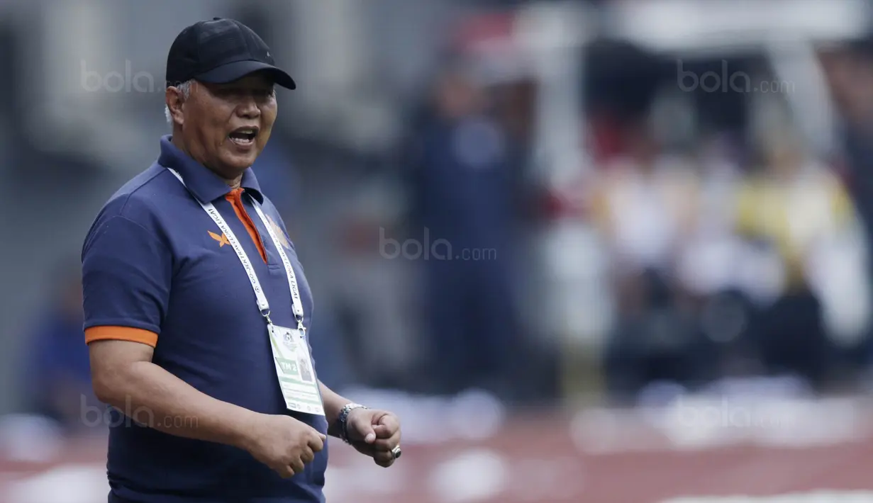 Pelatih Persegres, Hanafi, saat melawan Persija pada laga Liga 1 Indonesia di Stadion Patriot, Bekasi, Sabtu (14/10/2017). Persija menang 5-0 atas Persegres. (Bola.com/M Iqbal Ichsan)
