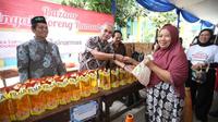 Yayasan Muslim Sinar Mas (YMSM), bekerja sama dengan Majelis Ulama Indonesia (MUI) menyalurkan minyak goreng kemasan dengan harga khusus jelang Ramadhan di Cakung, Jakarta Timur. (Dok Sinar Mas)