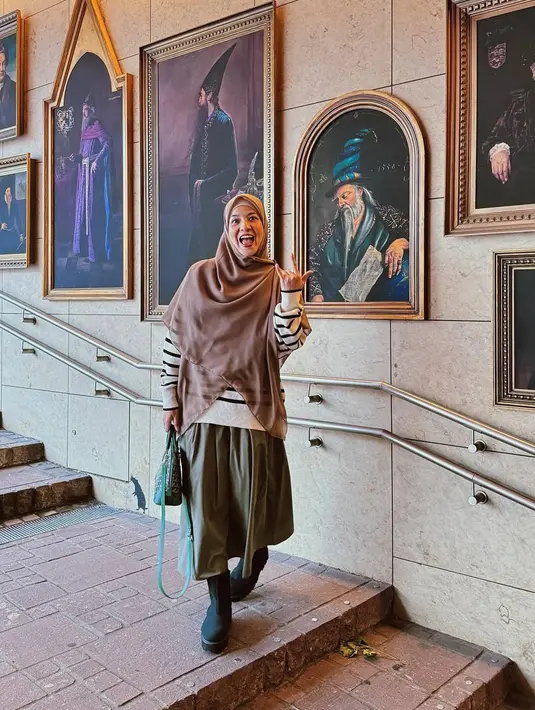 Liburan ke Jepang, Natasha Rizky juga mengunjungi tempat yang menampilkan foto-foto para penyihir seperti yang ada pada film Harry Potter. Menjadi seorang janda, kini Natasha Rizky malah disibukan dengan berbagai aktivitas baru seperti acara bedah buku, hingga mengisi acara dalam sebuah kajian. (Liputan6.com/IG/@natasharizkynew)