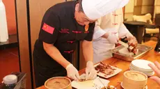 Chef Yuan Chaoying mendemonstrasikan sajian Peking Duck Andalannya di JIA. (Liputan6.com/Pool/Shagri-La Hotel)