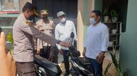 Kapolres Garut AKBP Wirdhanto Hadicaksono tengah menyerahkan kendaraan hasil tangkapan curanmor kepada salah satu korban. (Liputan6.com/Jayadi Supriadin)