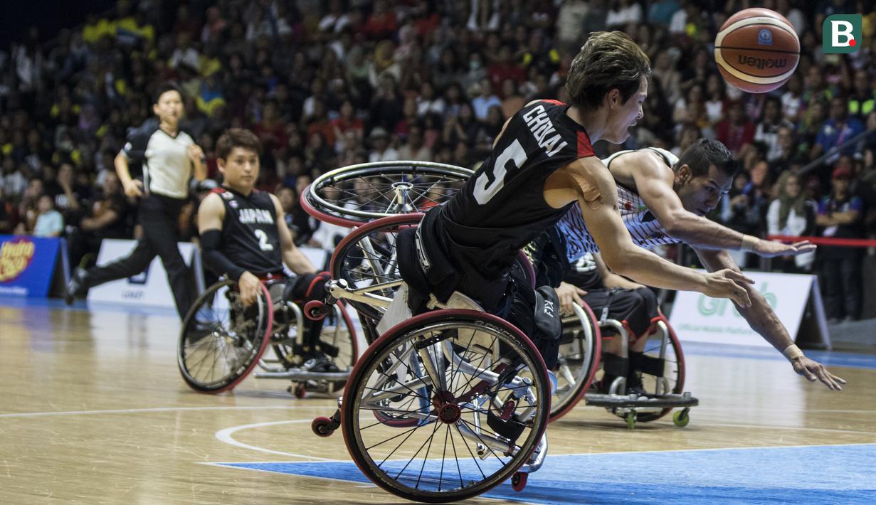 Pebasket kursi roda Jepang, Chokai Renshi, dijatuhkan pebasket Iran pada final Asian Para Games di Hall A Senayan, Jakarta, Sabtu (13/10). Iran menang 68-66 atas Jepang. (Bola.com/Vitalis Yogi Trisna)