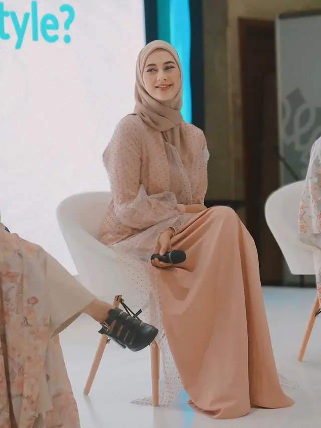 8 Model Gamis Kekinian Paula Verhoeven, Referensi Gaya Anggun Wanita dengan Tinggi di Atas 170 cm