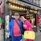 Denise Chariesta tenteng tas Hermes Birkin saat liburan ke Jepang. Ibu hamil ini tuai kontroversi karena meminta donasi untuk biaya persalinan. (dok. Instagram @denisechariesta91/https://www.instagram.com/p/CnEd5LzrXSh/)