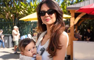 Aurelie Moeremans Ajak Anak Lihat Ikan di Akuarium, Momen Manis Jadi Ibu