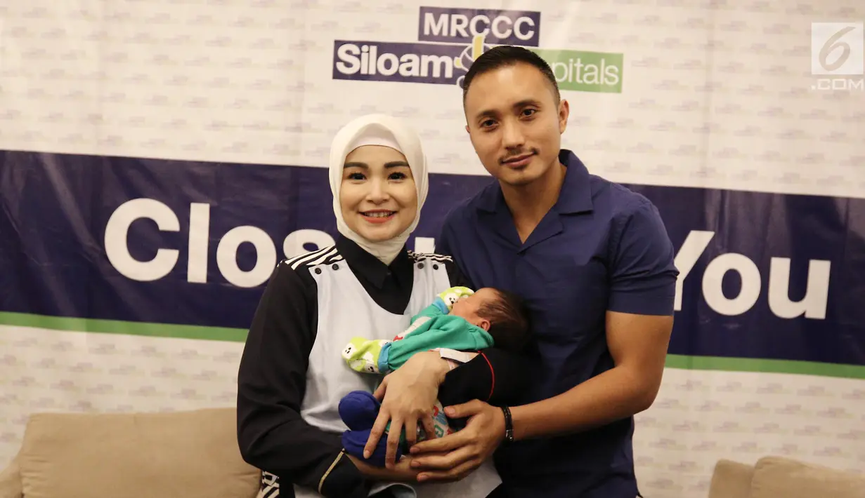 Soraya Larasati bersama suaminya Doni Amaldi dan putra keduanya berpose usai jumpa pers di rumah sakit kawasan Semanggi, Jakarta, Kamis (8/6). Anak kedua Soraya Larasati diberi nama Dzaka Rajendra Ismail Amaldi. (Liputan6.com/Herman Zakharia)