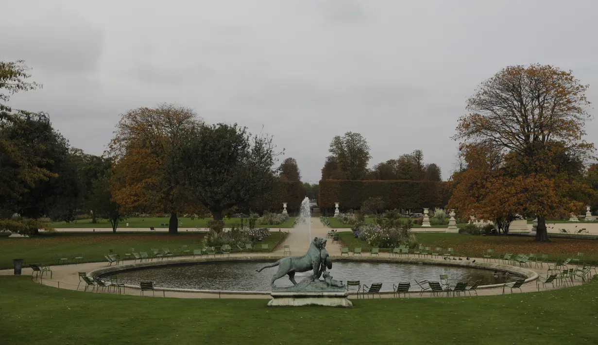 Air mancur terlihat di taman Tuileries di Paris (14/10/2020). Laporan media Prancis mengatakan Macron juga akan meningkatkan upaya di media sosial untuk mendesak perlunya perlindungan virus di kalangan anak muda. (AP Photo/Lewis Joly)