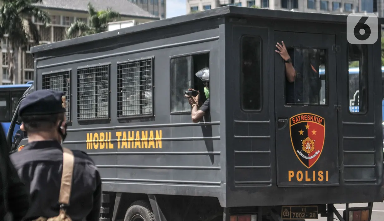 Mobil tahanan polisi membawa massa FRI-West Papua saat dibubarkan oleh aparat kepolisian terkait aksi peringatan Deklarasi 1 Desember 1961 di kawasan Monas, Jakarta, Selasa (1/12/2020). Aksi massa tidak berlangsung lama karena dibubarkan oleh aparat kepolisian. (merdeka.com/Iqbal S. Nugroho)