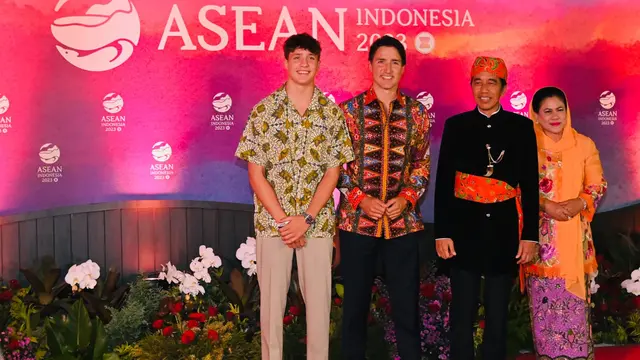 Potret Pangeran Mateen yang Tampil Keren dalam Balutan Batik Warna Biru dan Xavier Trudeau yang Tak Kalah Kece Saat Mendampingi Ayah Mereka di Gala Dinner KTT ASEAN 2023 (Foto: Laily Rachev - Biro Pers Sekretariat Presiden)
