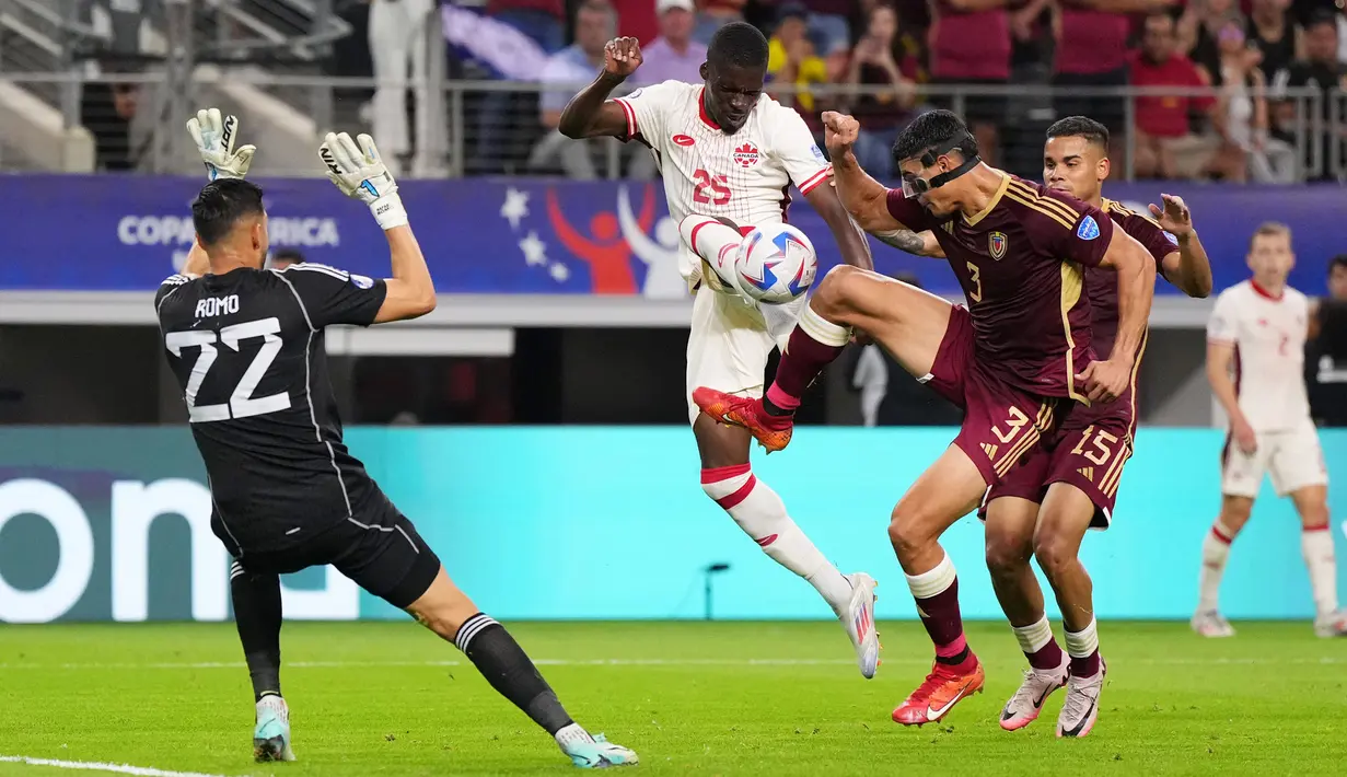Pemain Kanada, Tani Oluwaseyi (tengah) berebut bola dengan pemain Venezuela, Yordan Osorio pada laga perempat final Copa America 2024 di AT&T Stadium, Arlington, Texas, Sabtu (06/07/2024) WIB. (AFP/Getty Images/Sam Hodde)
