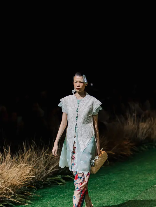 Pilihan warnanya ada di spektrum natural, skin tone, cokelat, hitam, keemasan dengan aksen semburat warna pink, ungu, dan seafoam green. Foto: Document/TOTON.