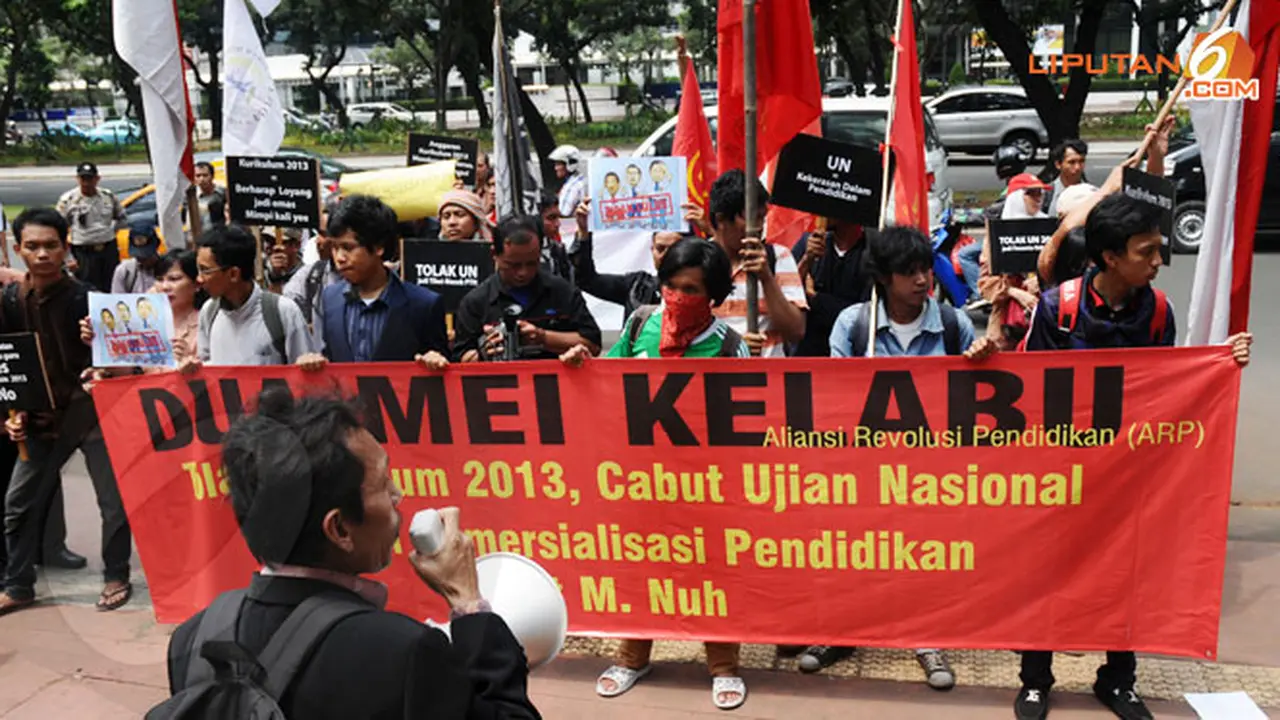foto6-mahasiswa-demo-mendiknas-130502c.j
