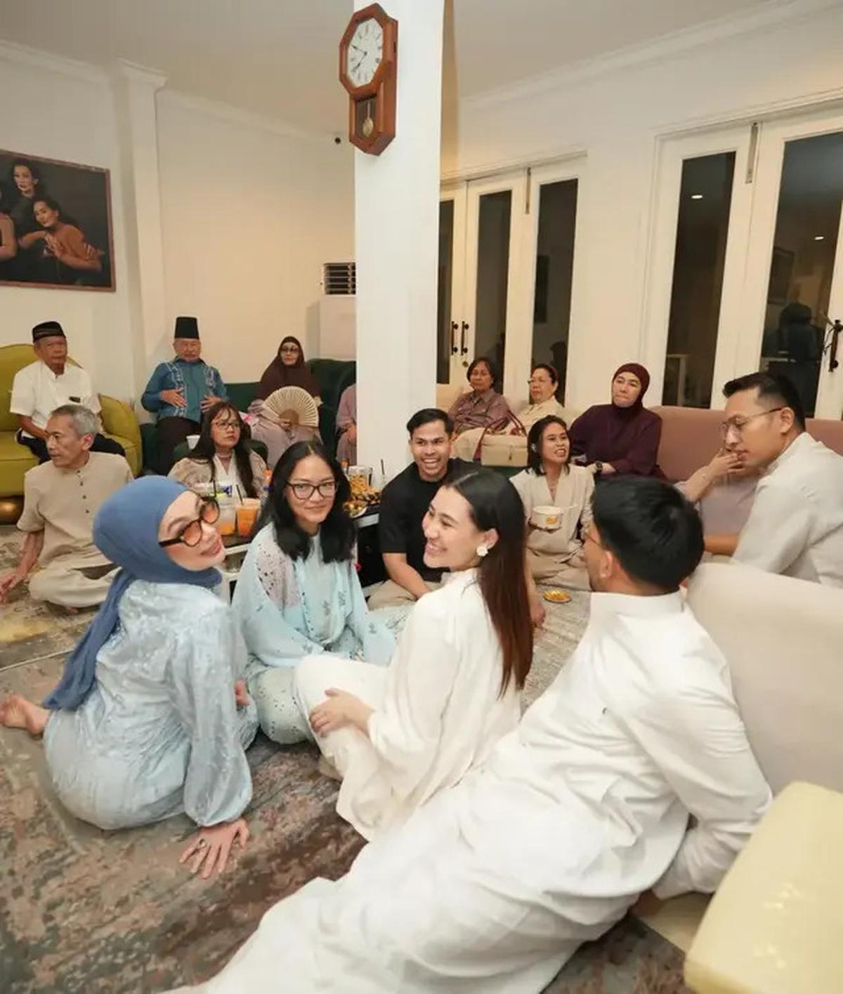 13 Potret Ruang Keluarga di Rumah Reza Artamevia, Jadi Tempat Kumpul saat Lebaran
