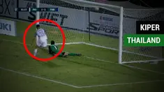 Berita video Timnas Indonesia dipastikan tak bisa lolos dari fase grup Piala AFF 2018 setelah hasil imbang Filipina kontra Thailand. Mengapa kiper Thailand, Chatchai Budprom, juga turut andil terhadap nasib tim Garuda?