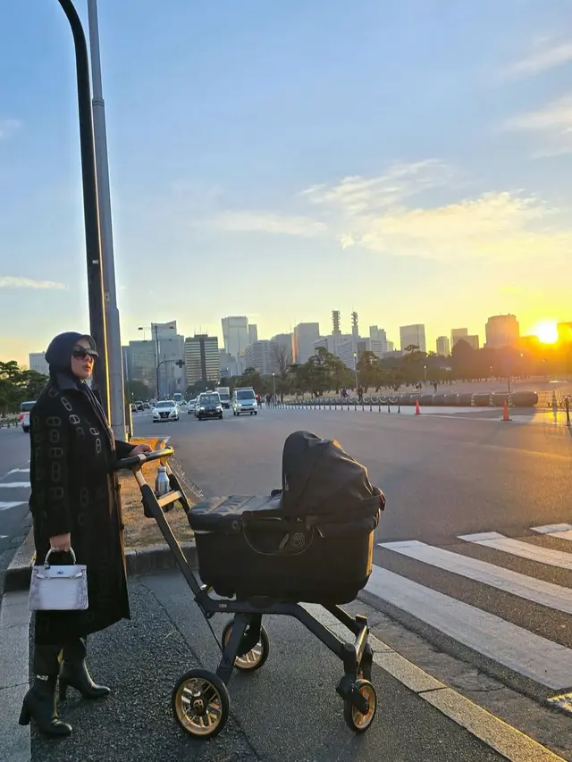 6 Potret Syahrini Ajak Buah Hati Jalan-Jalan di Jepang, Perdana Baby R Mudik