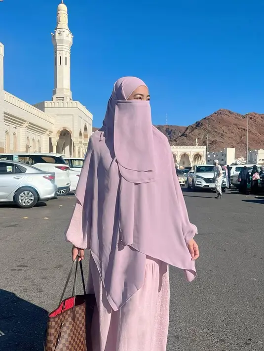 Selama ibadah Umroh, Titi Kamal kenakan beberapa busana syar'i. Bikin dirinya pancarkan pesona berbeda [@titi_kamall]