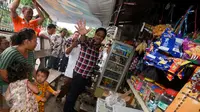 Cawagub DKI Jakarta Djarot Saiful Hidayat, menyapa pemilik warung saat melakukan blusukan ke pemukiman padat Kedoya, Jakarta Barat, Selasa (1/11). Djarot berniat menata kawasan padat itu menjadi kawasan layak huni. (Liputan6.com/Yoppy Renato)
