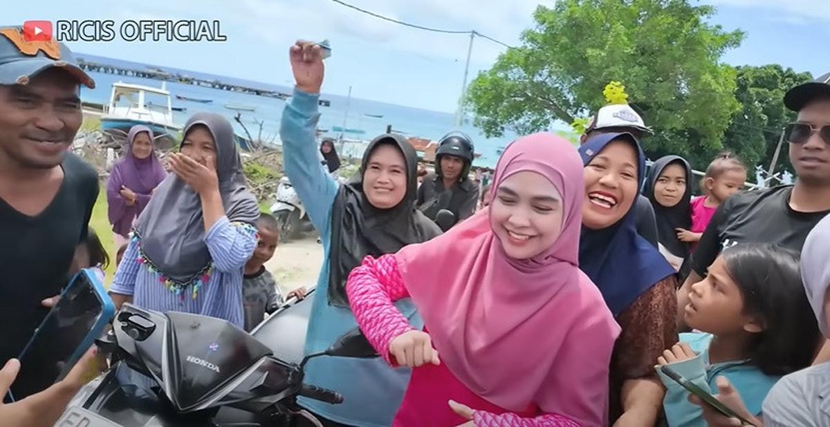 Soroti Wajahnya, 6 Potret Ria Ricis di Kamera Fans Jadi Viral, Bandingkan dengan Foto yang Lain hingga Beri Klarifikasi