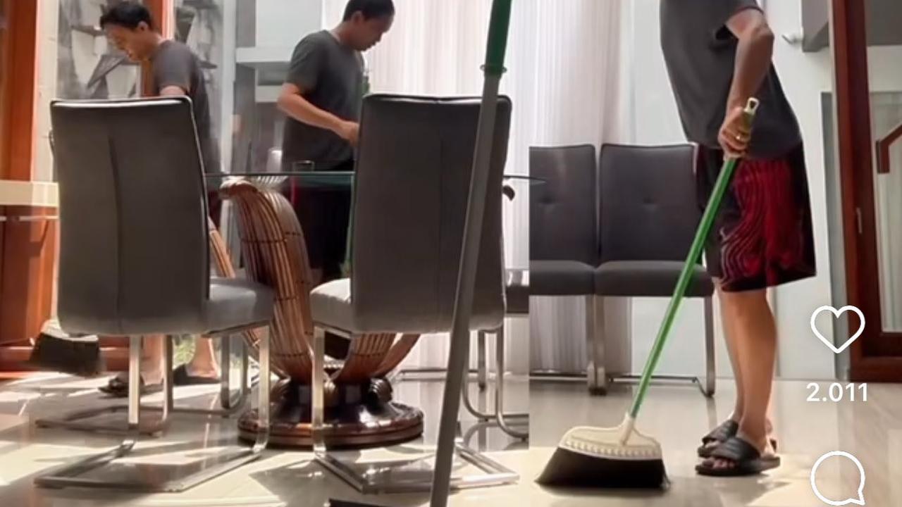 Menteri Kehutanan (Menhut) Raja Juli Antoni mengunggah aktivitasnya di kala libur lebaran dengan bersih-bersih rumah.