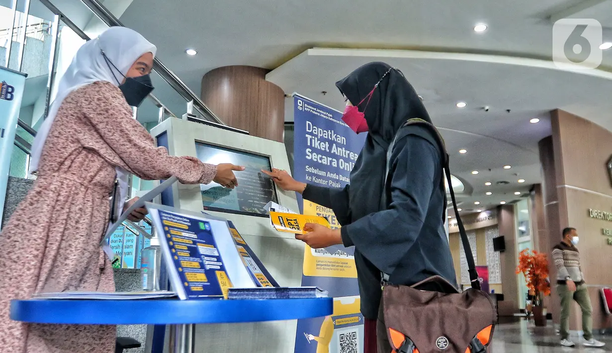Petugas melayani wajib pajak di salah satu kantor pelayanan pajak pratama di Jakarta, Kamis (29/12/2022). Berdasarkan Peraturan Presiden (Perpres) Nomor 98/2022, pemerintah mematok target penerimaan pajak tahun ini Rp1.485 triliun. Jumlahnya naik hingga 20,7% dari target penerimaan pajak 2021 senilai Rp1.229,6 triliun. (Liputan6.com/Angga Yuniar)