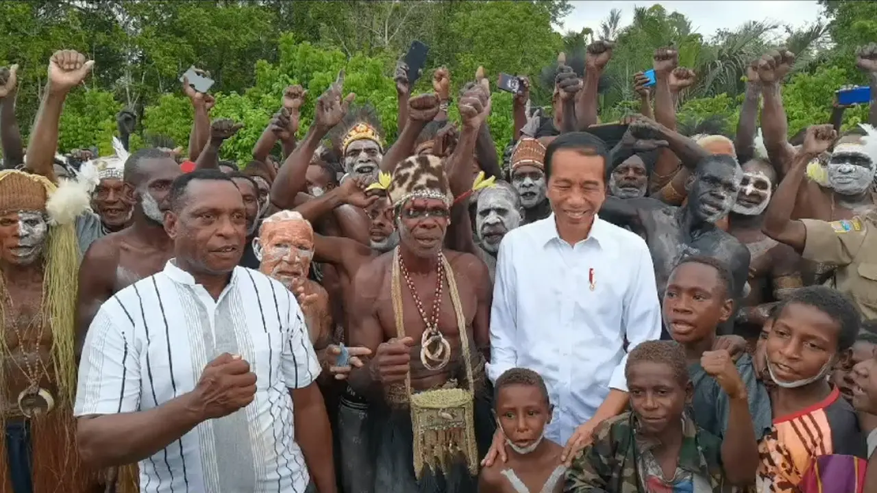 Presiden Joko Widodo atau Jokowi menyapa sejumlah warga Kabupaten Asmat, Provinsi Papua Selatan, usai meresmikan Bandara Ewer, Rabu (6/7/2023) (Fotografer Presiden, Agus Suparto)