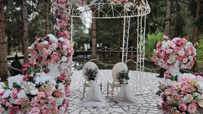 Ilustrasi Dekorasi untuk Pertunangan (Credit: Kristina Kutlesa on Unsplash)