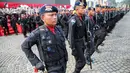 Prajurit Polri saat melakukan gladi acara HUT Polri yang ke-71 di Monas, Jakarta, Jumat (7/7). Hut Polri tersebut akan dirayakan tanggal 10 Juli mendatang dengan dihadiri oleh Presiden Joko Widodo. (Liputan6.com/Faizal Fanani)