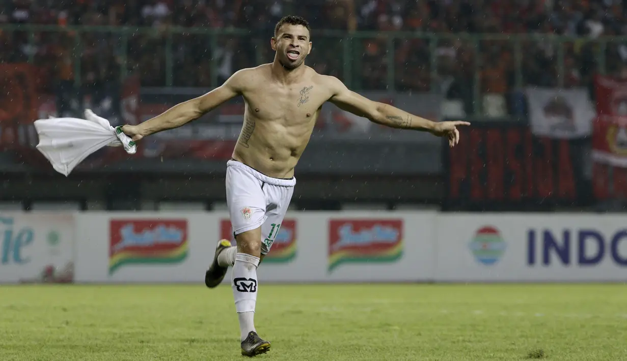 Striker Kalteng Putra, Diogo Campos, merayakan gol ke gawang Persija Jakarta pada laga perempat final Piala Presiden 2019 di Stadion Patriot, Bekasi, Kamis (28/3). Persija kalah adu penalti dari Kalteng. (Bola.com/Yoppy Renato)