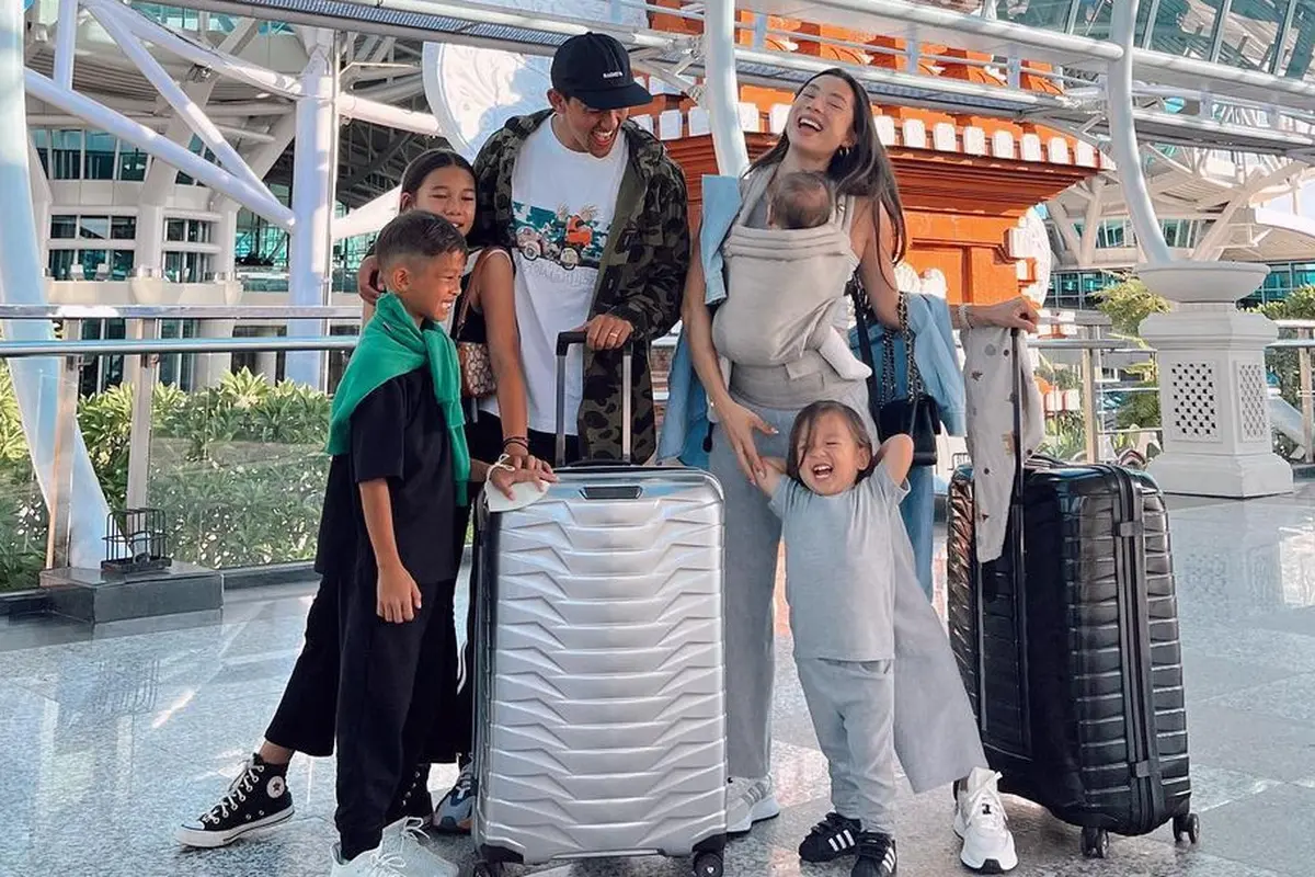 Irfan dan Jennifer Bachdim ajak keempat anaknya ke London. (Foto: Instagram/jenniferbachdim)