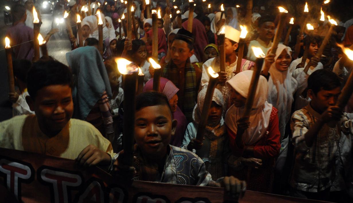 Sejumlah anak-anak mengikuti pawai obor keliling di kota Bekasi, Jawa Barat, Jumat (24/10/2014). Pawai obor melibatkan beberapa sekolah ini dilaksanakan untuk menyambut Tahun Baru Islam 1436 H (Antara Foto/Suwandy)