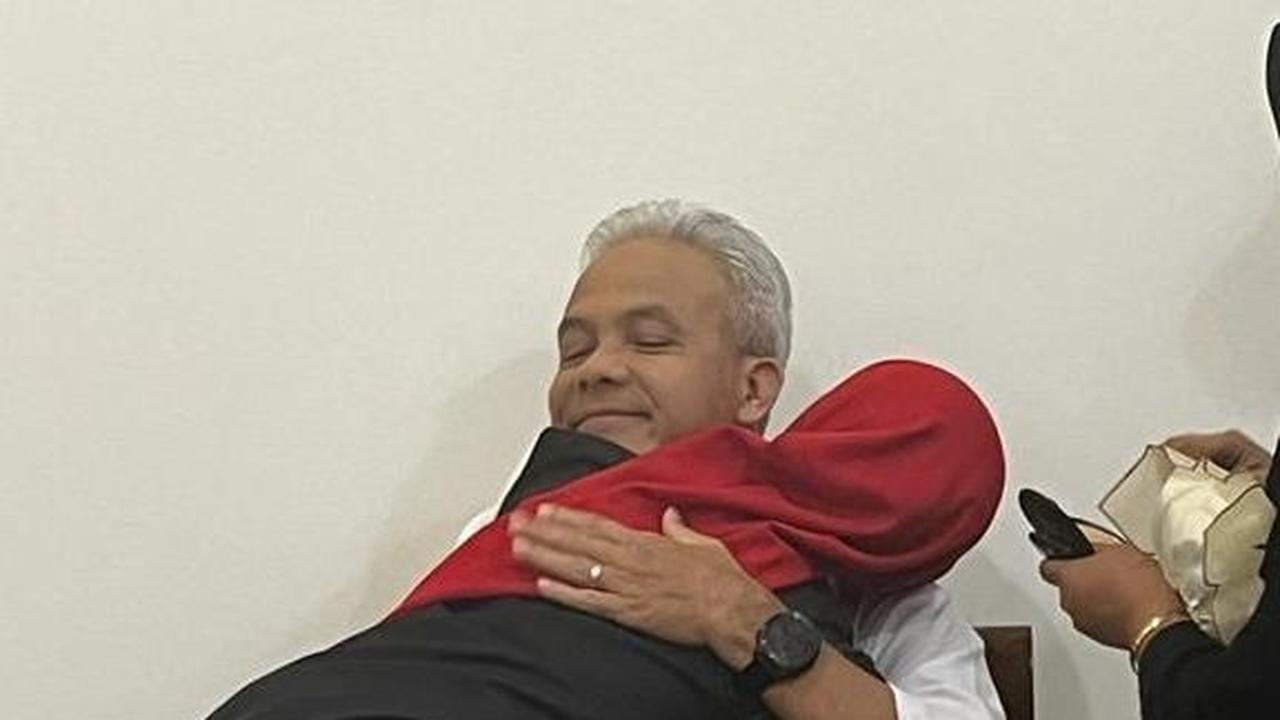FOTO: Pelukan Hangat Istri Sebelum Ganjar Naik Panggung Debat Pilpres 2024