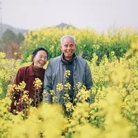 Ilustrasi orang tua bahagia karena tidak merasakan nyeri sendi. (Foto: Unsplash/Jaddy Liu)