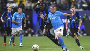 Pemain Inter Milan, Marcus Thuram berebut bola dengan pemain Napoli, Stanislav Lobotka, dalam partai final Piala Super Italia di Stadion Al-Awwal Park, Riyadh, Selasa (23/1/2024). (AP Photo)