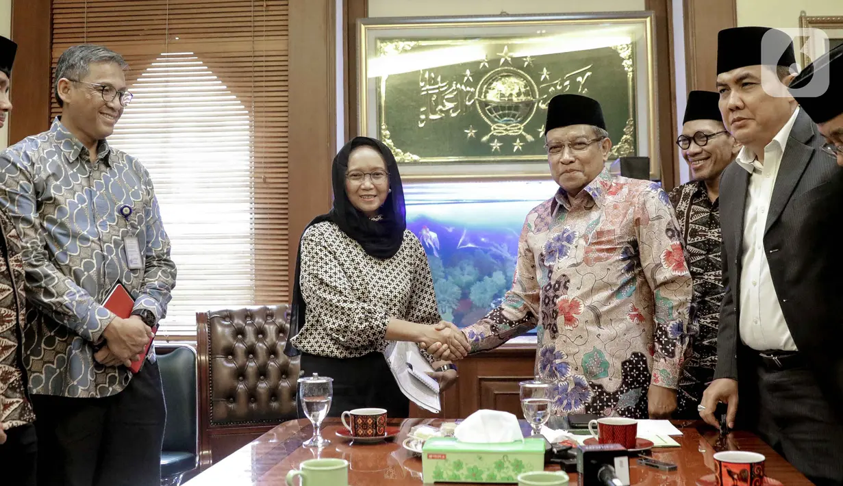 Menteri Luar Negeri (Menlu) Retno LP Marsudi (kiri) bersalaman dengan Ketua Umum PBNU Said Aqil Siradj saat mengunjungi Kantor PBNU di Jakarta, Selasa (11/2/2020). Pertemuan membahas wacana pemulangan WNI eks kelompok ISIS ke Indonesia. (Liputan6.com/Faizal Fanani)