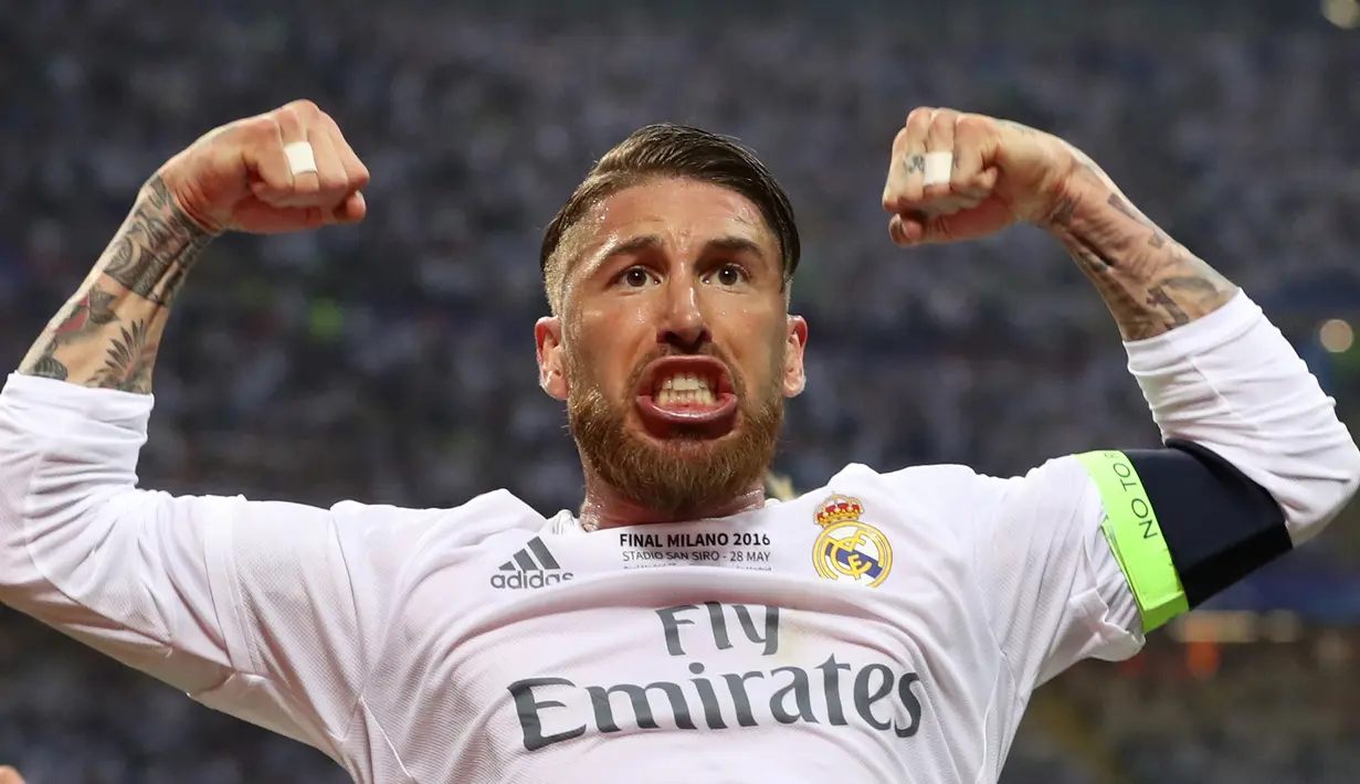 Sergio Ramos melakukan selebrasi usai mencetak gol ke gawang Atletico Madrid saat Final Liga Champions 2015/2016 di Stadion San Siro, Milan, Minggu (29/5). Madrid menjadi juara setelah mengalahkan Atletico via babak adu penalti. (Reuters/Carl Recine)