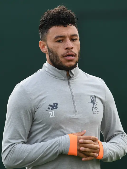 Gelandang Liverpool, Alex Oxlade-Chamberlain saat latihan di Melwood Training Ground di Liverpool, Inggris (3/4). Liverpool akan bertanding melawan Manchester City pada leg pertama babak perempatfinal Liga Champions. (AFP Photo/Paul Ellis)