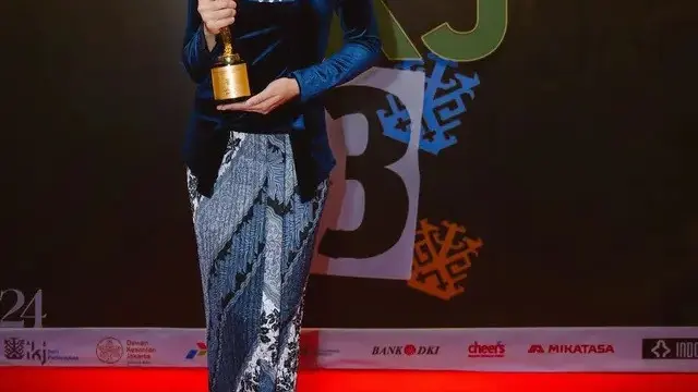 Inspirasi kebaya dari para artis (credit: instagram/prillylatuconsina96)