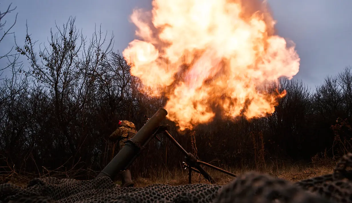 Tentara Ukraina menembakkan mortir ke arah posisi Rusia di dekat Bakhmut, wilayah Donetsk, Ukraina, 22 Desember 2022. Menurut Presiden Ukraina Volodymyr Zelensky, Rusia seharusnya mulai melakukan penarikan pasukan karena sudah menjelang Natal, yang bisa juga menjadi langkah untuk mengakhiri konflik. (AP Photo/Libkos)