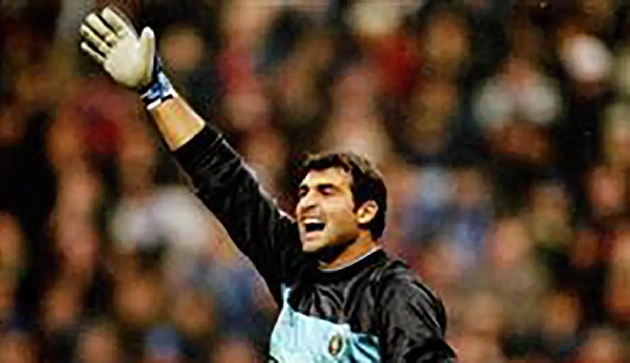 8. Angelo Peruzzi (1999-2000). Kehadiran Edwin Van der Sar di Juventus membuatnya terbuang ke Inter. Namun tak lama kiper timnas Italia itu malah dibuang lagi ke Lazio, tempat dimana dirinya meraih gelar Goalkeeper of the Year. (Fantagazzetta.com)