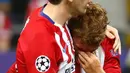 Diego Godin (kiri) dan Antoine Griezmann usai Final Liga Champions 2015/2016 di Stadion San Siro, Milan, Minggu (29/5). Atletico harus mengubur mimpi mereka usai kalah 5-3 lewat adu pinalti dengan Real Madrid. (Reuters / Carl Recine)