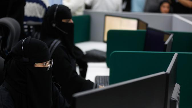 Petugas kepolisian Arab Saudi menerima telepon di Pusat Pemantauan 911, Makkah, Selasa (6/8/2019). Bagi jemaah haji, Pusat Pemantauan 911 siap melayani telepon Anda jika mengalami masalah. (AP Photo/Amr Nabil)