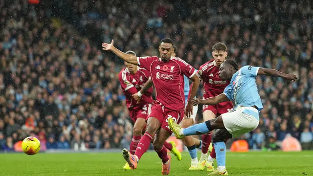 Duel Jeremy Doku (kanan) dengan Ryan Gravenberch (kri) di laga Manchester City vs Liverpool di pekan ke-11 Liga Inggris 2025/2026 di Etihad Stadium, Minggu (09/11/2025). (AP Photo/Jon Super)