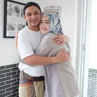 Jadi korban gempa di Palu, Pasha Ungu dan istri tidur di tenda pengungsian. (instagram/adeliapasha)