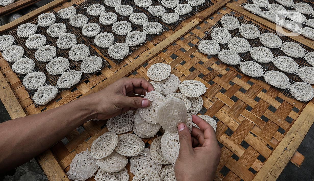 Pekerja menata kerupuk mentah untuk dijemur di UKM Kerupuk Melati, Jakarta, Rabu (16/12/2020). Pada masa pandemi COVID-19, UKM tersebut memproduksi kerupuk kurang lebih dua kuintal per hari atau menurun 40 persen dari kondisi normal. (Liputan6.com/Johan Tallo)