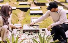 8 Foto Aaliyah Massaid dan Thariq Halilintar Ziarah Saat Ziarah Ke Makam Adjie Massaid Usai Menikah