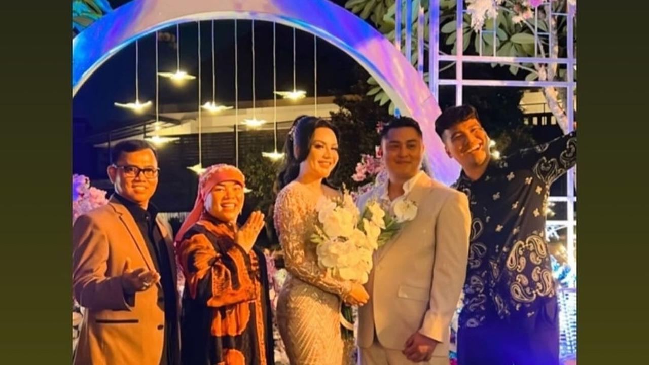 Keluarga Fuji Hadir di Pernikahan Anggita Sari