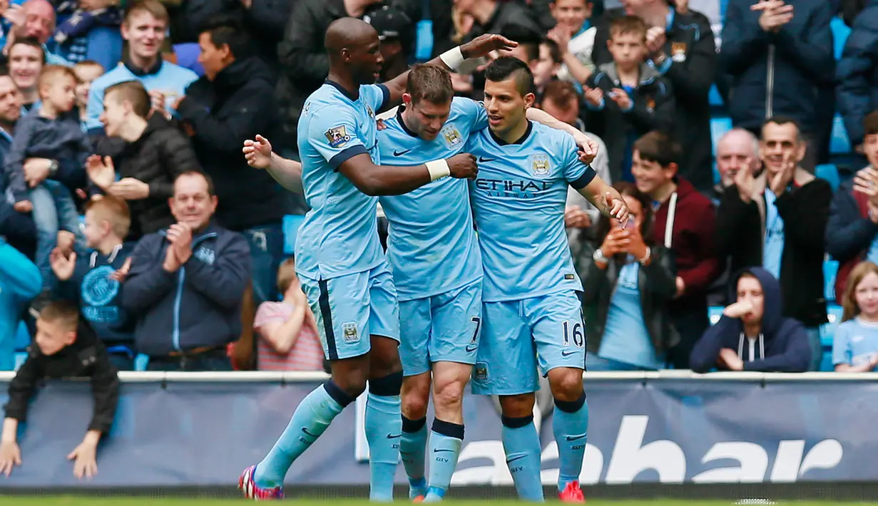 Gelandang Manchester City, James Milner (tengah) melakukan selebrasi bersama pemain lainnya usai mencetak gol ke gawang QPR di Laga Liga Premier Inggris di Etihad Stadium, Minggu (10/5/2015). Manchester City menang 6-0 atas QPR. (Reuters/Jason Cairnduff)